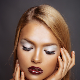 Univerzální metalické stíny se hodí ke každé barvě outfitu.
