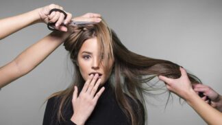 5 chyb, které nám kadeřníci ze slušnosti nikdy nevyčtou: Od špatného sezení až po neúměrné dávkování šamponu