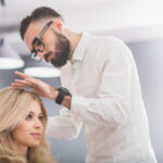 Při stříhání seďte nehnutě, jinak účes nebude vypadat tak, jak jste si představovali.
