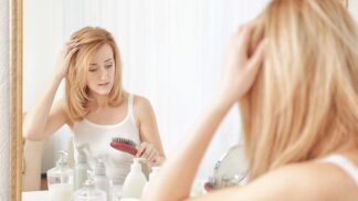 Vypadávání vlasů: Kolik jich denně ztrácíme a kdy bychom se podle kadeřnice měli začít bát?