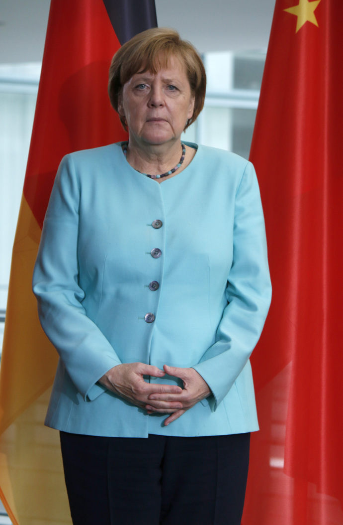 Co se týče značek, dává Merkel přednost domácí produkci. Většina jejích na míru šitých outfitů pochází z dílny německých návrhářů v čele s Bettinou Schoenbach a Annou von Griesheim.
