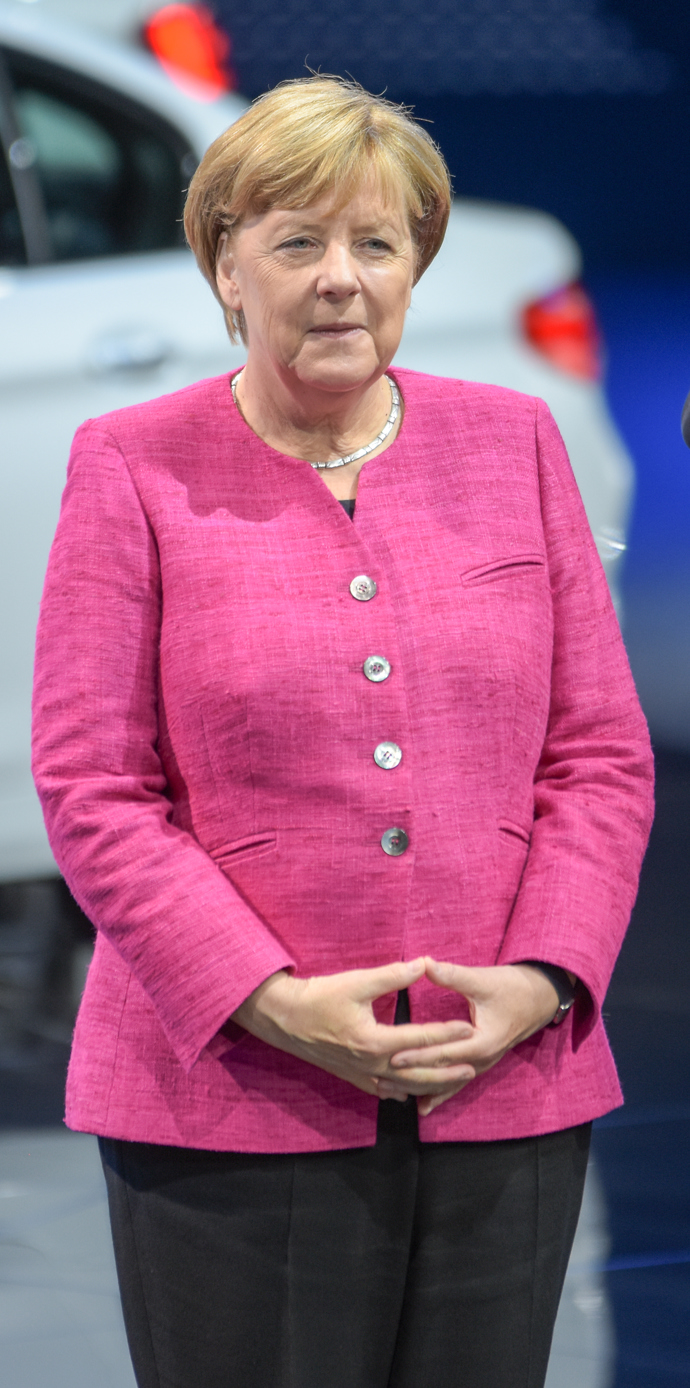 Merkel dokonale ovládá řeč barev. Růžovou si bere na sebe při příležitostech, kdy klade větší důraz na svou osobu než své poslání. Symbolizuje jí optimismus a otevřenou mysl.