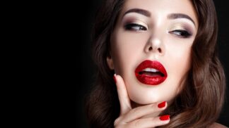 Křiklavé rty, třpytky i návrat kouřových stínů. 5 trendů v líčení, které vládnou podzimu 2021
