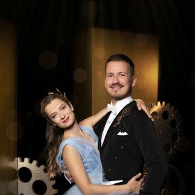 Jednotlivé páry se na tvorbě svých šatů aktivně podílejí.