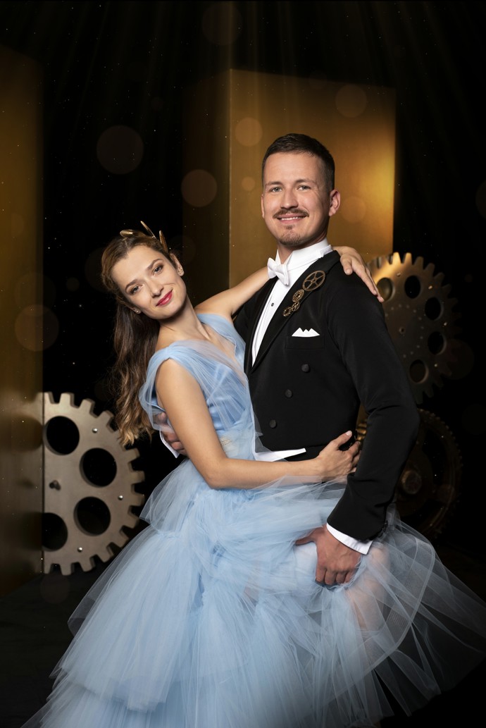 Jednotlivé páry se na tvorbě svých šatů aktivně podílejí.