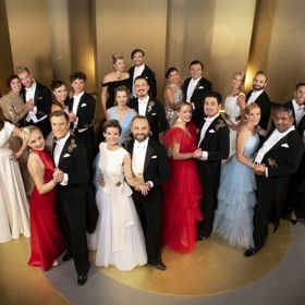 Šaty odpovídají nejen danému tanečnímu stylu (standard, latina), ale často i choreografii jednotlivých vystoupení.