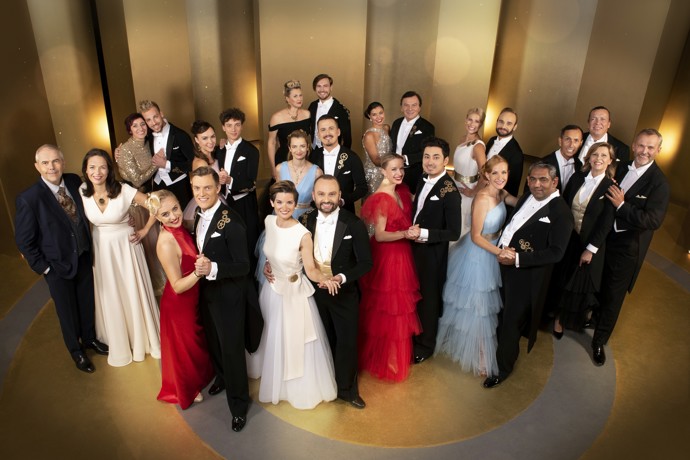 Šaty odpovídají nejen danému tanečnímu stylu (standard, latina), ale často i choreografii jednotlivých vystoupení.