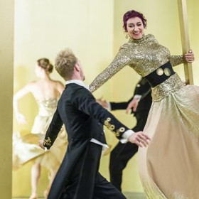 Ve znělce na téma čas mají tanečníci šaty zdobené fragmenty připomínajícími hodinová kolečka.