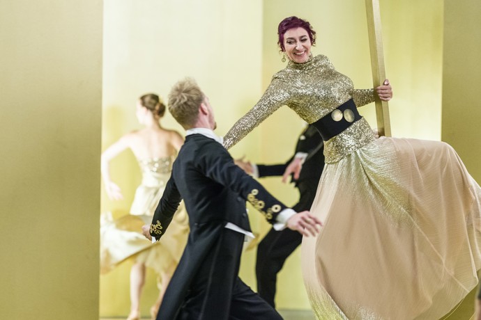 Ve znělce na téma čas mají tanečníci šaty zdobené fragmenty připomínajícími hodinová kolečka.