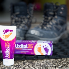 Kůže na nohou vysychá a hrubne v létě i v zimě: čas teplých ponožek a uzavřených bot vyžaduje jemnou péči.