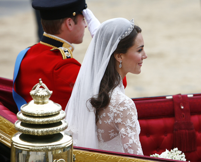 Kate obstála i v této vůbec největší zkoušce, volbě náušnic pro svatbu s princem Williamem, kterou v roce 2011 sledovaly miliony diváků po celém světě. Úkol zněl jasně, sladit šperk s korunkou od Cartiera zapůjčenou nevěstě královnou Alžbětou II. Velkou zásluhu na tom mají rodiče Kate, kteří v této záležitosti oslovili slovutného klenotníka Robinsona Pelhama. Ten do náušnic kromě dokonalého šperkařského umu vetkal i skryté poselství - jejich tvar připomíná dubový list a žalud, jež tvoří rodinný erb Middletonových. Cena náušnic, těžko představitelných 450 tisíc korun. 