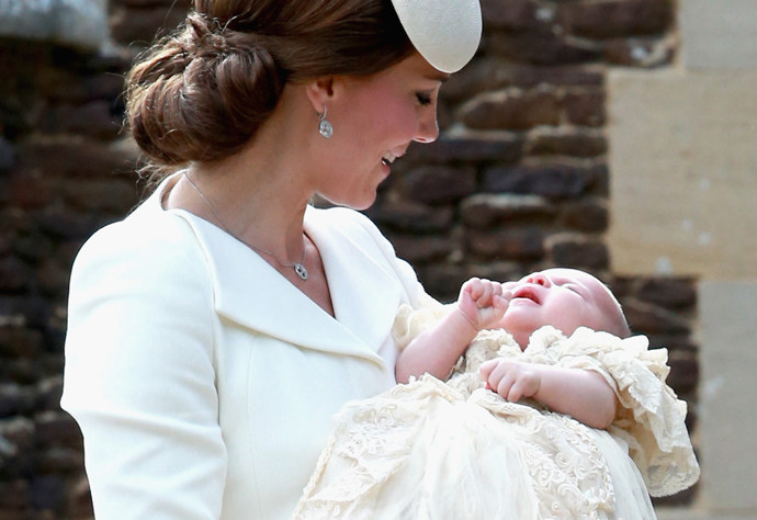 Na křest princezny Charlotte v roce 2016 si Kate vzala jedny ze svých nejoblíbenějších náušnic, a to ty z bílého zlata zdobené diamanty od firmy Mappin & Webb. V přepočtu stojí 115 tisíc korun. Stejný kousek vynesla Kate ještě mnohokrát. Naposledy letos v květnu ve Skotku.