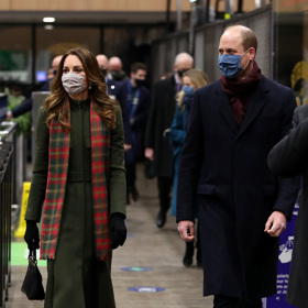Tento olivově zelený dlouhý kabát od Alexandera McQueena má Kate obzvláště v oblibě. Naposledy ho oblékla při loňské prohlídce londýnského nádraží. Doplnila ho šálou York Scarves za 452 Kč, kabelkou Grace Han za 48 tisíc Kč.
