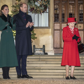 A znovu kabát od Alexandera McQueena. Tentokrát doplněný límečkem značky Troy London. Boty jako obvykle pocházejí z dílny Ralpha Laurena.