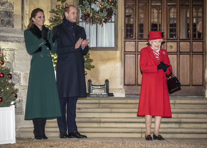 A znovu kabát od Alexandera McQueena. Tentokrát doplněný límečkem značky Troy London. Boty jako obvykle pocházejí z dílny Ralpha Laurena.