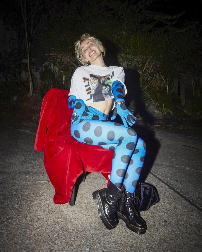 Pozadu nezůstává ani zpěvačka a herečka Miley Cyrus.
