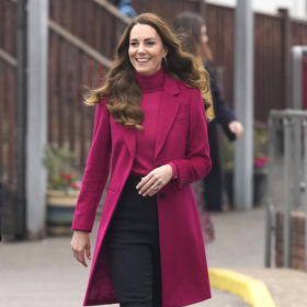 Tomu se říká trefa do fuchsiové! Kate se v tomto kabátku Hobbs za 11 tisíc Kč představila koncem listopadu na střední škole v Harrow. Doplnila ho rolákem stejné značky za 1700 Kč a lodičkami od Gianvita Rossiho 9500 korun.