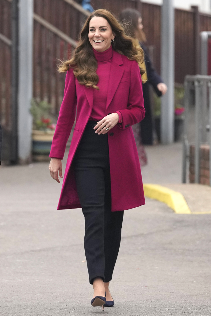 Tomu se říká trefa do fuchsiové! Kate se v tomto kabátku Hobbs za 11 tisíc Kč představila koncem listopadu na střední škole v Harrow. Doplnila ho rolákem stejné značky za 1700 Kč a lodičkami od Gianvita Rossiho 9500 korun.