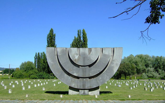 Památník ve tvaru menory (svícnu) na židovském hřbitově.