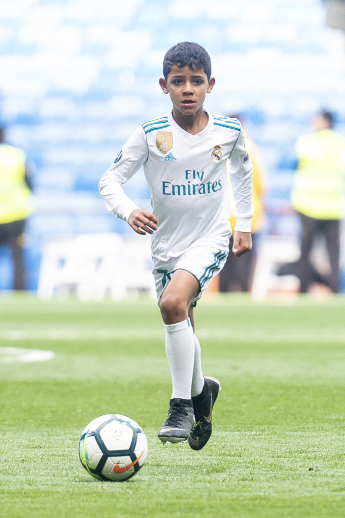 Cristiano junior kráčí ve stopách svého otce. Úspěšně hraje fotbal, často s tátou přebírá různé trofeje, a dokonce se představil v reklamě na kolekci oblečení CR7, které navrhuje Cristiano senior.
