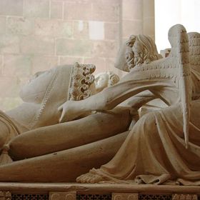 Inés nakonec spočinula v hrobce v cisterciáckém klášteře.