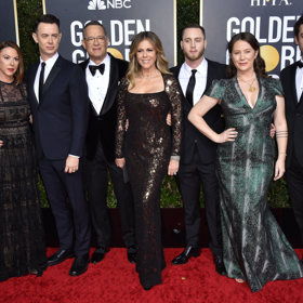 Slušňák Tom Hanks se celý život vyhýbá skandálům. Chet (třetí zprava) proto sám sebe označil za černou ovci rodiny. Do té vedle maminky Rity Wilson (uprostřed) patří ještě Chetův mladší bratr Truman (vpravo) a nevlastní sourozenci Colin (druhý zleva) a Elizabeth (druhá zprava), které měl Tom s první manželkou Samanthou Lewes.
