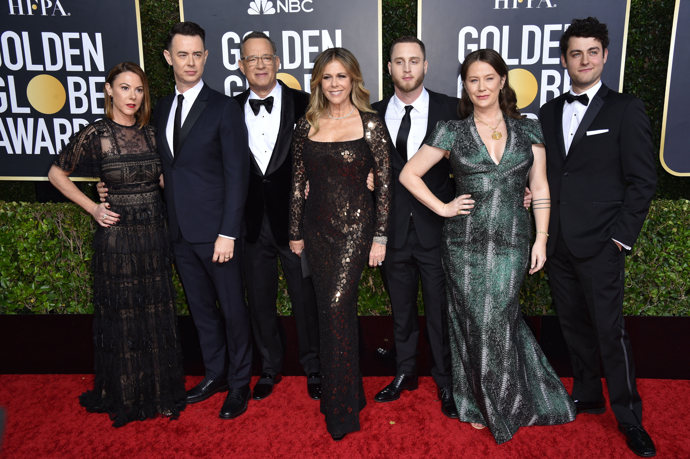 Slušňák Tom Hanks se celý život vyhýbá skandálům. Chet (třetí zprava) proto sám sebe označil za černou ovci rodiny. Do té vedle maminky Rity Wilson (uprostřed) patří ještě Chetův mladší bratr Truman (vpravo) a nevlastní sourozenci Colin (druhý zleva) a Elizabeth (druhá zprava), které měl Tom s první manželkou Samanthou Lewes.
