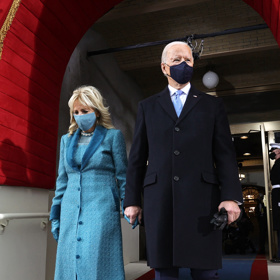 20 ledna 2021 - Již zmíněné šaty a tvídový kabát značky Markarian, které pro inauguraci navrhla Alexandra O´Neill. Jill vše krásně sladila s rouškou a modrými lodičkami.