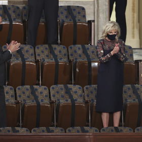 28. dubna 2021 - Jill si rozumí i s udržitelnou módou. Zde má na sobě například šaty od Gabriely Hearst. "Šaty i rouška byly vyrobeny z recyklovaných tkanin. Vše jsme navíc ušili zde v New Yorku," napsala návrhářka na Instagramu.