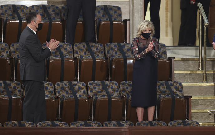 28. dubna 2021 - Jill si rozumí i s udržitelnou módou. Zde má na sobě například šaty od Gabriely Hearst. "Šaty i rouška byly vyrobeny z recyklovaných tkanin. Vše jsme navíc ušili zde v New Yorku," napsala návrhářka na Instagramu.