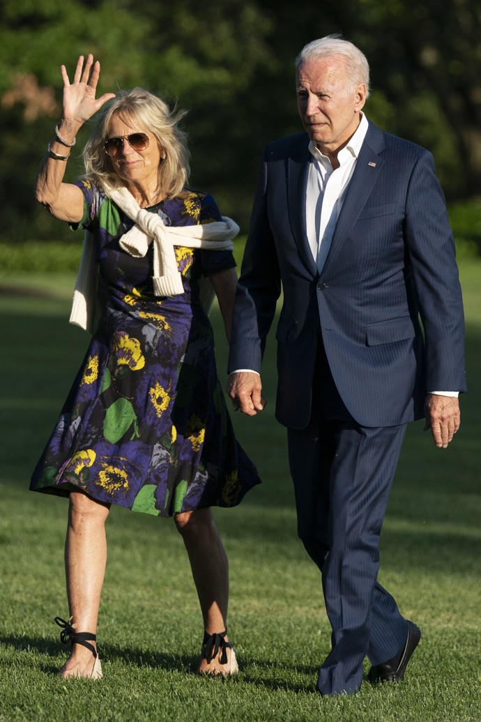 18. června 2021 - Na procházce kolem Bílého domu. Jill má na sobě šaty s květovaným potiskem, pletený krémový svetr a espadrilky Castaňer za 2900 korun.
