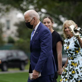 8. března 2021 - Jill zazářila v šatech od Oscara de la Renty, které v přepočtu vyjdou na 63 tisíc korun. Doplnila je žlutými lodičkami.