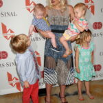 Hattie (vpravo nahoře) a Finn (vlevo nahoře) působí na první pohled jako dvojčata. Aby také ne, když je věkově od sebe dělí necelých 11 měsíců.