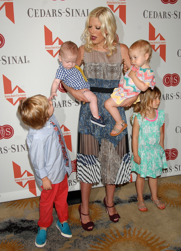 Hattie (vpravo nahoře) a Finn (vlevo nahoře) působí na první pohled jako dvojčata. Aby také ne, když je věkově od sebe dělí necelých 11 měsíců.