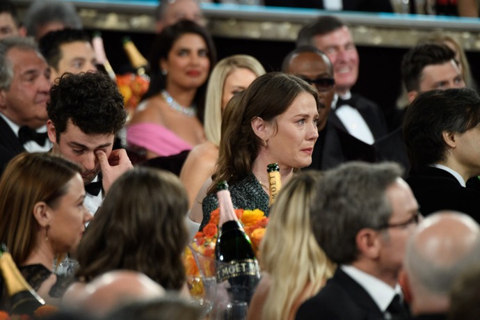 Sestra Elizabeth (uprostřed) se částečně věnuje herectví, objevila se například po boku svého otce ve filmu Forrest Gump, kde ztvárnila holčičku, která ve školním autobuse nedovolí hlavnímu hrdinovi, aby si k ní přisedl. Bez zajímavosti není ani fakt, že chodila na univerzitu v St. Andrews ve Skotsku, kde se princ William seznámil s Kate Middleton. Rok zde studovala literaturu. Momentálně se živí psaním.
Vlastní cestu si prošlapává i Truman (po Elizabethině pravici). Spíš než na place ho najdete za kamerou.