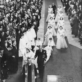 Zde princezna Alžběta a její manžel, princ Philip, vévoda z Edinburghu, míří k západnímu východu Westminsterského opatství a míjejí hrobku neznámého vojína.