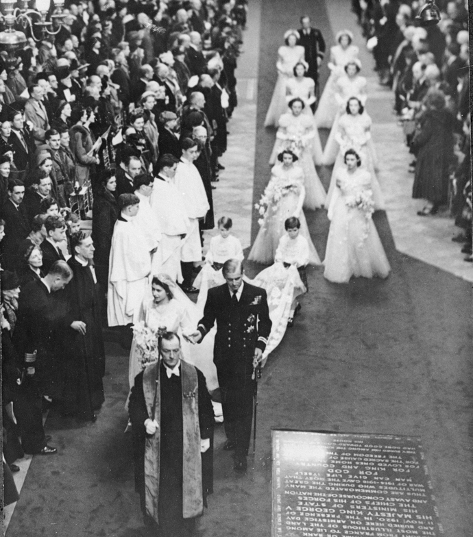 Zde princezna Alžběta a její manžel, princ Philip, vévoda z Edinburghu, míří k západnímu východu Westminsterského opatství a míjejí hrobku neznámého vojína.