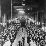 Píše se 20. listopad 1947 a reverend Alan Campbell Don, děkan Westminsterského opatství, vede královské mladomanžele - princeznu Alžbětu a jejího manžela, prince Philipa, vévodu z Edinburghu. 