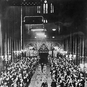 Píše se 20. listopad 1947 a reverend Alan Campbell Don, děkan Westminsterského opatství, vede královské mladomanžele - princeznu Alžbětu a jejího manžela, prince Philipa, vévodu z Edinburghu. 