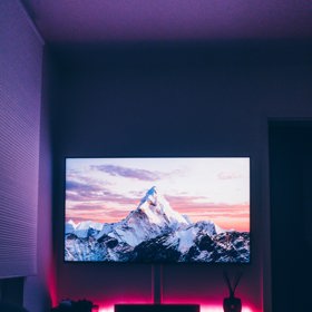 VZTAH K TELEVIZI: Blíženci milují romantiku. Seriály typu Esmeralda, Manuela nebo Divoký anděl považují s trochou nadsázky za vrchol kinematografie a nebojí se při jejich sledování pustit slzu dojetí nad láskou obyčejné dívky a boháče.