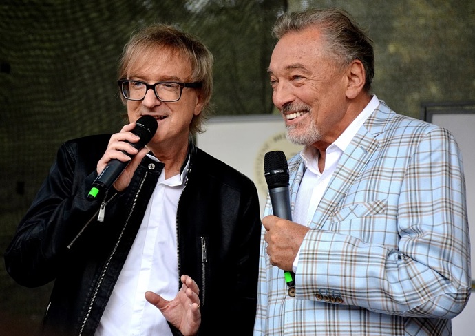 Miro Žbirka v roce 1982 vyfoukl Zlatého slavíka jeho tradičnímu majiteli Karlu Gottovi, který jich dohromady získal 42. 