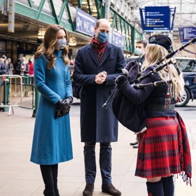 Další z Kateiných oblíbených kabátů, v tomto případě od Catherine Walker. K tomu kabelka Strath Berry a boty Ralph Lauren.
