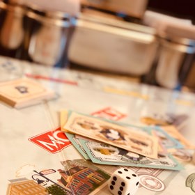 Stolní hry neboli deskovky mají netušený rozměr. Výzkumníci z Université Bordeaux Ségalen zaznamenali u dospělých pacientů, kteří pravidelně hráli deskové hry, až o 15 % nižší pravděpodobnost rozvinutí demence, než u ostatních pacientů. Hráči také zažívali méně depresivních stavů. Dobře funguje i bingo a karetní hry.