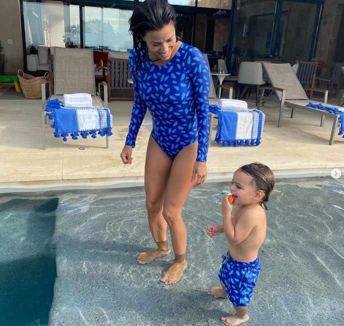 Sladit se jim daří i plavky. Eva se pochlubila hned třemi snímky v tomto duchu, naposledy tímto.