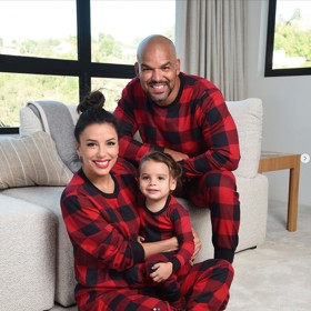 Pyžamová párty v podání Evy, Santiho a jeho kmotra Amauryho Nolaska.