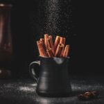 Podle jedné studie měly myši krmené skořicovým extraktem méně příznaků Alzheimerovy choroby, včetně problémů s pamětí a kognitivními schopnostmi, než kontrolní skupina. Skořice je výtečný doplněk v kuchyni, ale můžete s ní lehce poprášit třeba ranní kávu.