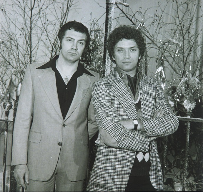 Shaw ve své nejslavnější roli detektiva Doylea okouzlil celé zástupy fanynek. Vizuálně krásně kontrastoval se svým uhlazeným parťákem Lewisem Collinem v roli Bodieho. Herci si prý však zpočátku vůbec nepadli do noty.