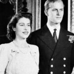 Jedna z předsvatebních fotografií princezny Alžběty a prince Philipa byla pořízena 18. září 1947 v Buckinghamském paláci.