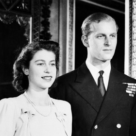 Jedna z předsvatebních fotografií princezny Alžběty a prince Philipa byla pořízena 18. září 1947 v Buckinghamském paláci.