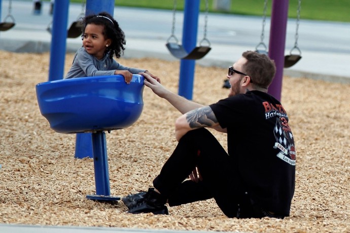 S dcerou Michaiah má krásný vztah, byť s její matkou strávil jen jedinou noc. Od té doby se s afroamerickou novinářkou v péči o dcerku střídají.